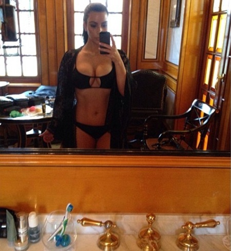 Kim Kardashian khoe những bức ảnh nóng bỏng của mình trong tòa biệt thự sang trọng
