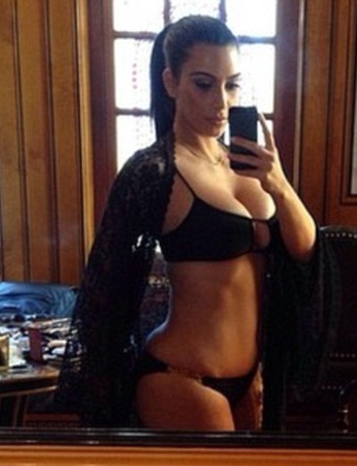 Kim Kardashian khoe những bức ảnh nóng bỏng của mình trong tòa biệt thự sang trọng