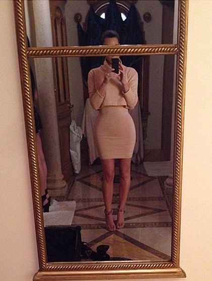 Kim tranh thủ ghi lại hình ảnh của mình trong ngôi biệt thự trị giá hàng chục triệu đô la.