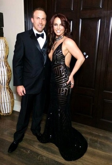 Quần short ngắn và áo hở bụng khiến bà mẹ hai con lộ chân thô và dáng vóc thiếu thanh mảnh.