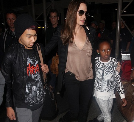 Angelina ôm cô con gái nuôi Zahara trước rừng người hâm mộ.