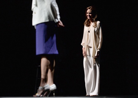 Vì bộ phim Unbroken, Angelina đã đưa 6 đứa con cùng mình sang Úc để tiện cho công việc đạo diễn.