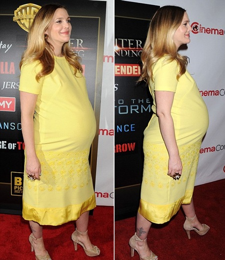 Chiếc váy lụa màu vàng và đôi giày cao gót rất phù hợp với Drew Barrymore.