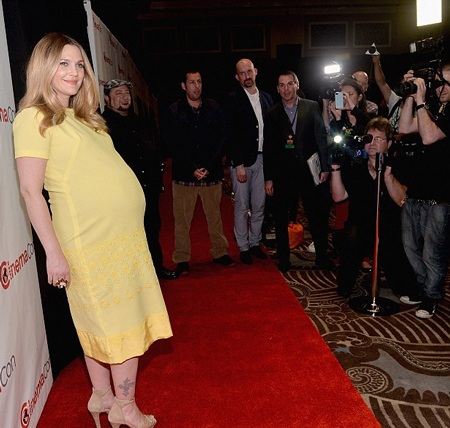 Drew tự tin tạo dáng trước rừng máy ảnh.