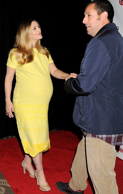 Drew Barrymore vui vẻ khi gặp lại bạn diễn ăn ý Adam Sandler tại sự kiện này.