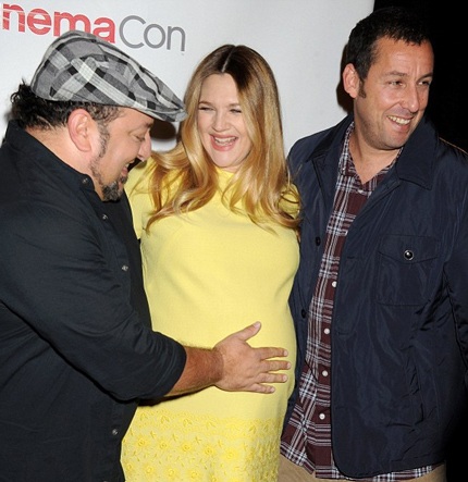 Nhiều đồng nghiệp hỏi thăm Drew và cô thực sự hạnh phúc khi sắp có thêm một thiên thần mới.