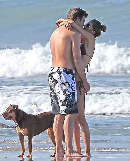 Tom không thể rời khỏi cô vợ xinh đẹp và giàu có của mình. Anh hôn Gisele say đắm.