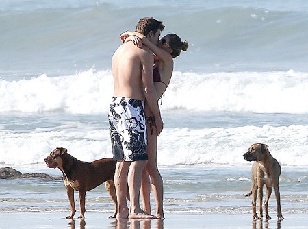 Tom không thể rời khỏi cô vợ xinh đẹp và giàu có của mình. Anh hôn Gisele say đắm.