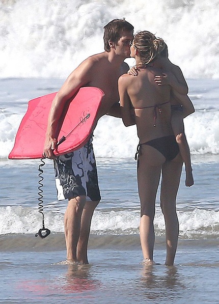 Vợ chồng Gisele liên tục hôn nhau thắm thiết.