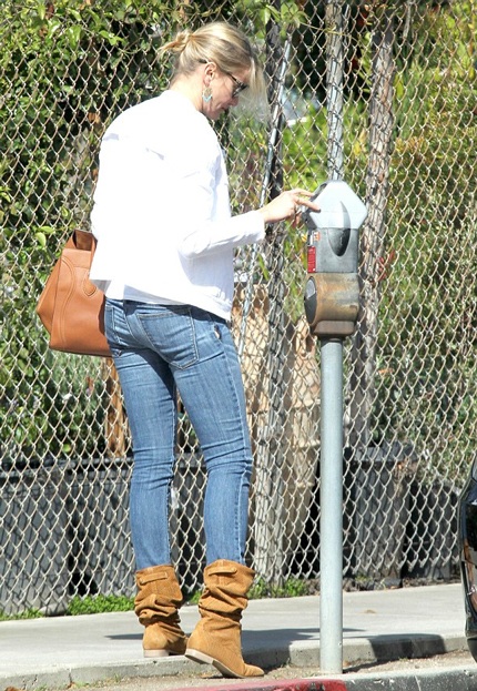 Vết bục trên chiếc quần jeans của Cameron Diaz không thể nằm ngoài tầm ngắm của giới săn tin.