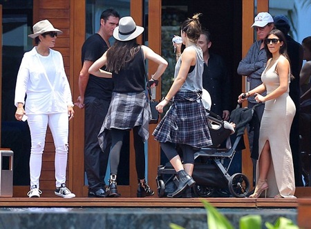 Bà mẹ trẻ Kim Kardashian diện chiếc váy cắt xẻ gợi cảm