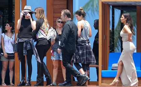 Kim nổi bật với vòng ba trứ danh.