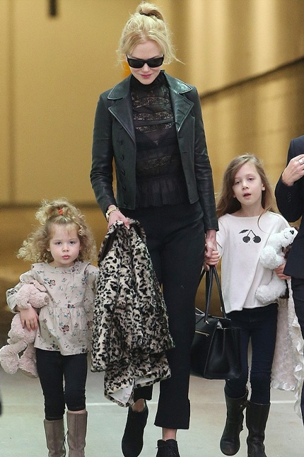 Nicole Kidman và hai con ruột tại Úc, ngày 27/3.