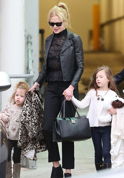 Thiên nga nước Úc tự hào về hai con gái rất giống mình và có đam mê với nghệ thuật ngay từ bé.