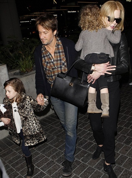 Nicole và chồng Keith Urban cùng 2 con gái.