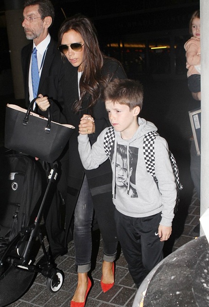 Victoria xuất hiện tại sân bay cùng các con trai.