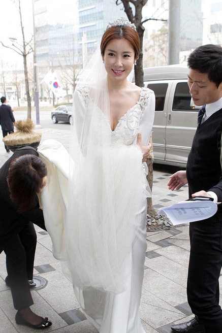 Lee Tae Ran rạng ngời trong chiếc váy cưới khi chuẩn bị tới khách sạn cử hành hôn lễ