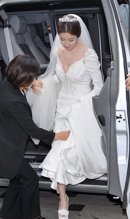 Lee Tae Ran rạng ngời trong chiếc váy cưới khi chuẩn bị tới khách sạn cử hành hôn lễ