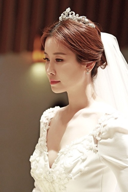 Lee Tae Ran xinh đẹp trong chiếc váy cưới tinh khôi tại một khách sạn hạng sang ở Seoul, Hàn Quốc.