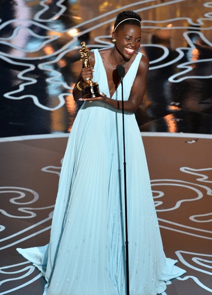 Lupita hồi hộp bước lên sân khấu