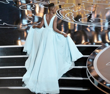 Lupita hồi hộp bước lên sân khấu