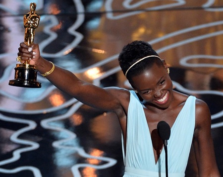 Lupita hồi hộp bước lên sân khấu