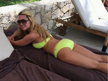 Mẹ của Amanda Bynes thừa nhận con gái dùng cần sa - 1 Amanda Bynes khoe ảnh đi nghỉ cùng gia đình trong tháng 4/2014