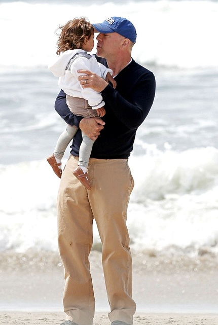 Bruce Willis cưng nựng cô con gái mới lên 2 tuổi của mình.