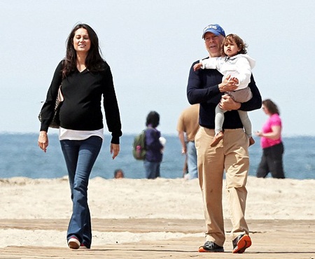 Nam diễn viên 59 tuổi bế con gái đi dạo cùng vợ trẻ đang mang bầu dọc bãi biển.