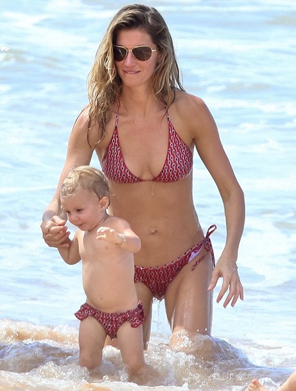 Gisele và cô con gái 15 tháng tuổi mặc bikini đôi rất đáng yêu.
