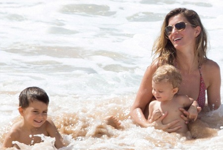 Hình ảnh tuyệt đẹp của ba mẹ con Gisele trên bãi biển.