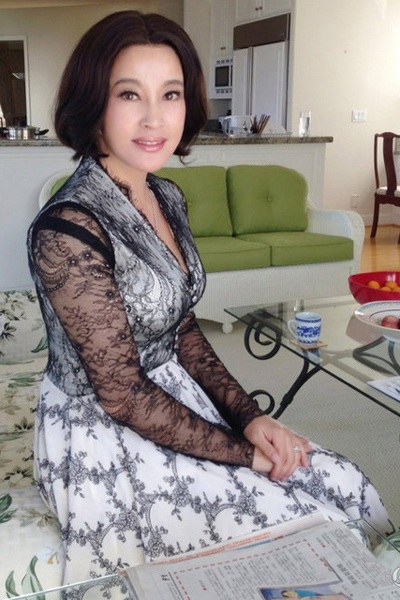 Lưu Hiểu Khánh ngày càng trẻ đẹp và gợi cảm.