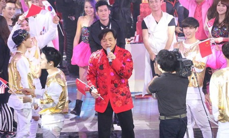 Thành Long ca hát trong tiếng cổ vũ của bạn bè và khán giả hâm mộ