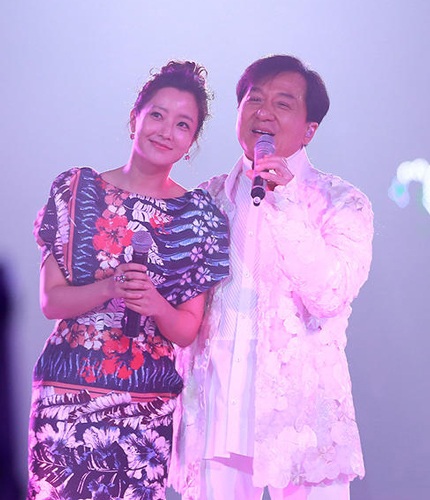 Thành Long ôm Kim Hee Sun thắm thiết trong ngày đoàn tụ