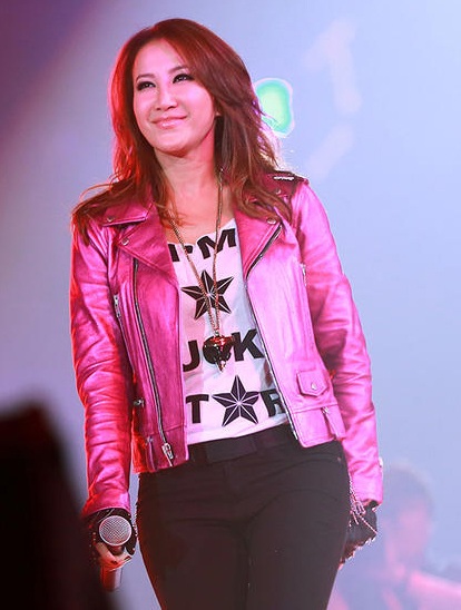 Coco Lee cũng tham gia trình diễn trong liveshow của Thành Long