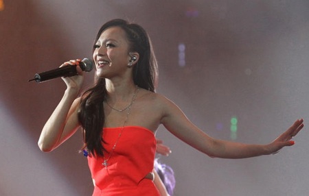 Nữ ca sĩ nổi tiếng của Đài Loan Trương Thiều Hàm tươi tắn và xinh đẹp trên sân khấu.