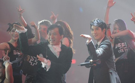 Thành Long cùng Vương Lực Hoành 'tung hứng' trên sân khấu