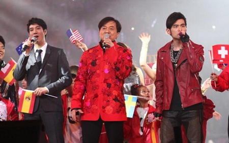 Thành Long, Vương Lực Hoành và Châu Kiệt Luân đang cùng hát tặng người hâm mộ