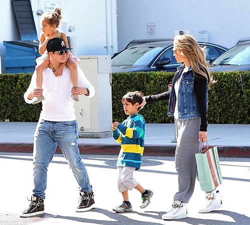 Jennifer Lopez thư thái đưa các con đi chơi cùng bồ trẻ