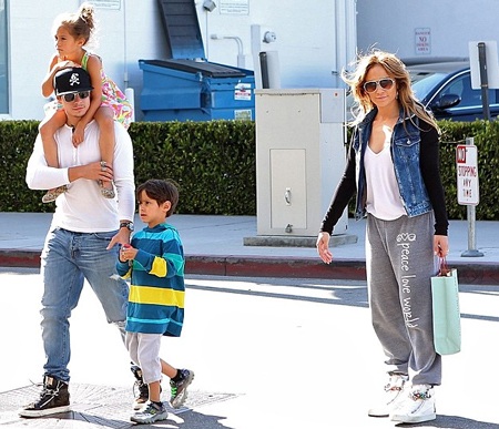 Jennifer Lopez thư thái đưa các con đi chơi cùng bồ trẻ