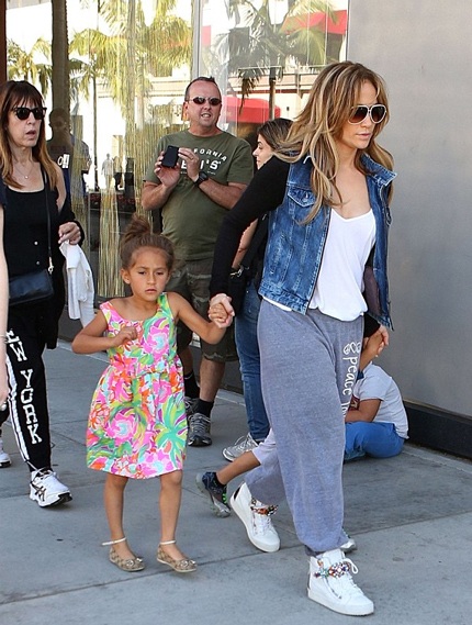 Jennifer nắm tay con gái, con của cô và người chồng cũ Marc Anthony.