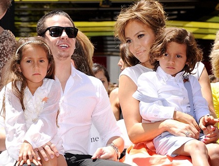 Jennifer nắm tay con gái, con của cô và người chồng cũ Marc Anthony.