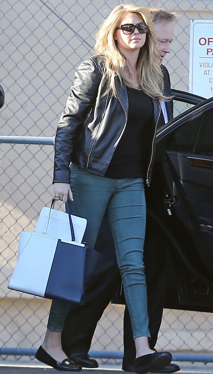 Siêu mẫu Kate Upton hạnh phúc nắm tay bạn trai dạo phố