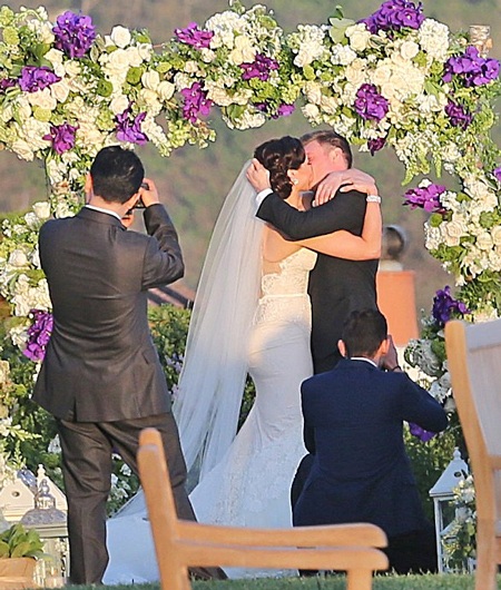 Nick hôn vợ say đắm, anh đã chính thức chia tay cuộc sống độc thân ở tuổi 34.