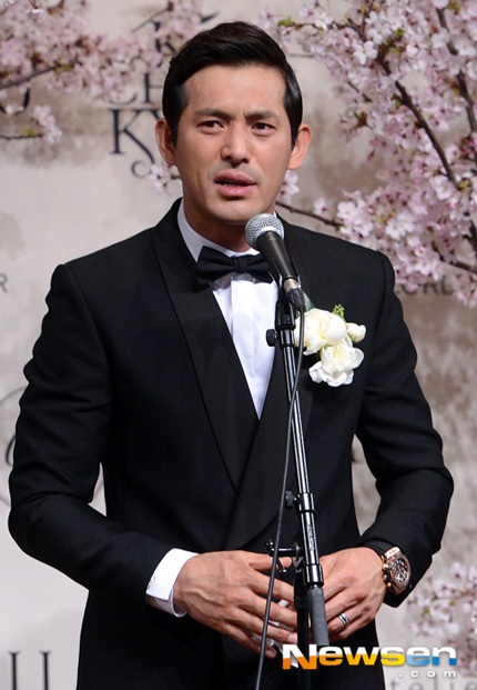 “Mỹ nam” Oh Ji Ho bật khóc trong ngày cưới - 2 Oh Ji Ho rạng ngời thông báo với mọi người rằng, anh sẽ kết hôn trong ngày hôm nay 12/4.