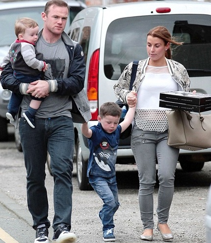 Wayne Rooney và vợ con cùng đi chơi nhân dịp trận bóng đá của đội MU bị hủy.