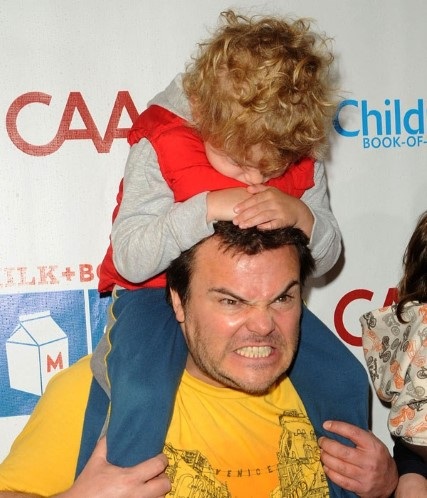 Cậu con trai Samuel thích thú khi được cha ruột - Jack Black cho ngồi trên cổ.