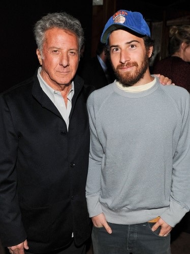 Cậu con trai Samuel thích thú khi được cha ruột - Jack Black cho ngồi trên cổ.