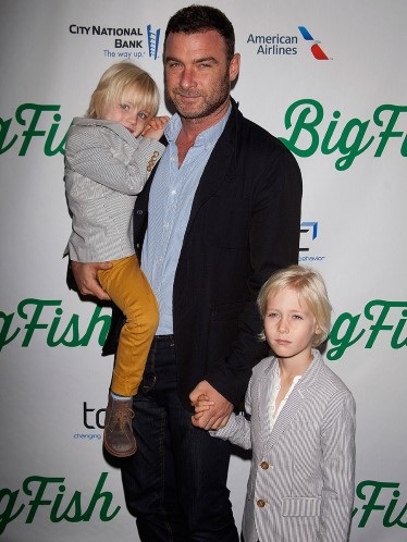 Cậu con trai Samuel thích thú khi được cha ruột - Jack Black cho ngồi trên cổ.