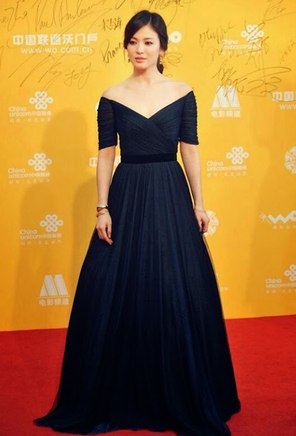 Song Hye Kyo thu hút giới truyền thông khi xuất hiện trên thảm đỏ của đêm khai mạc LHP